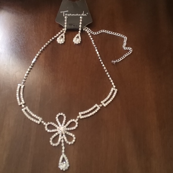 taramanda Jewelry - Brand new with tags rhinestone flower necklace set